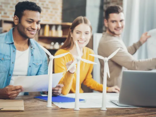 Studierende arbeiten an einem Projekt zur Windenergie